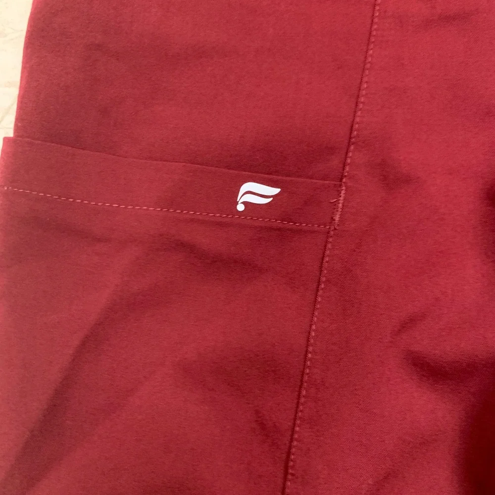 Women's Fabletics Burgundy Scrub Set Top And Jogger Pants Size Small - Picture 16 of 16